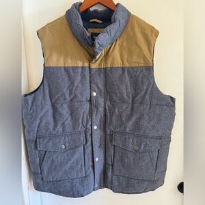 Gap Men’s puffer vest size XL with snap button closure, high collar 2 pocket
